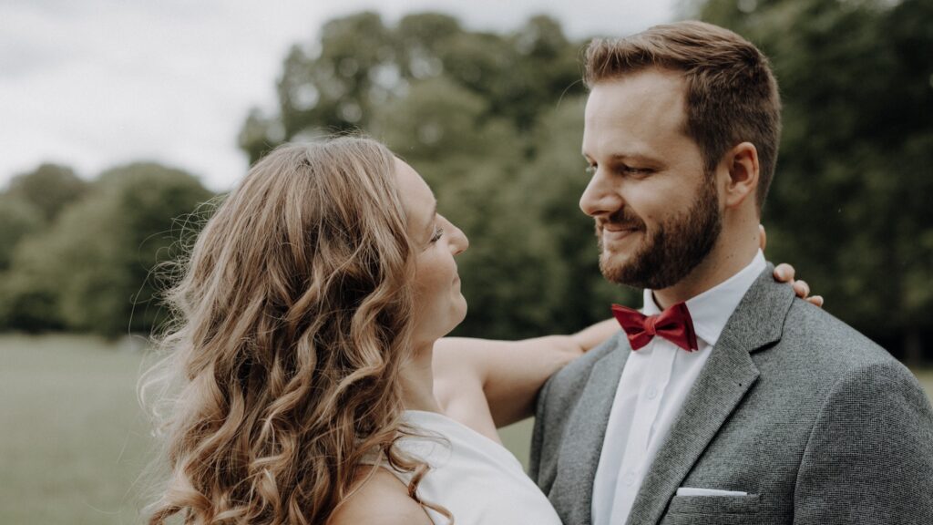 Ein Hochzeitspaar schaut sich tief in die Augen